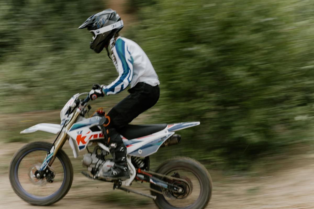 Pit bike ou dirt bike : quelles différences et laquelle choisir&nbsp;?